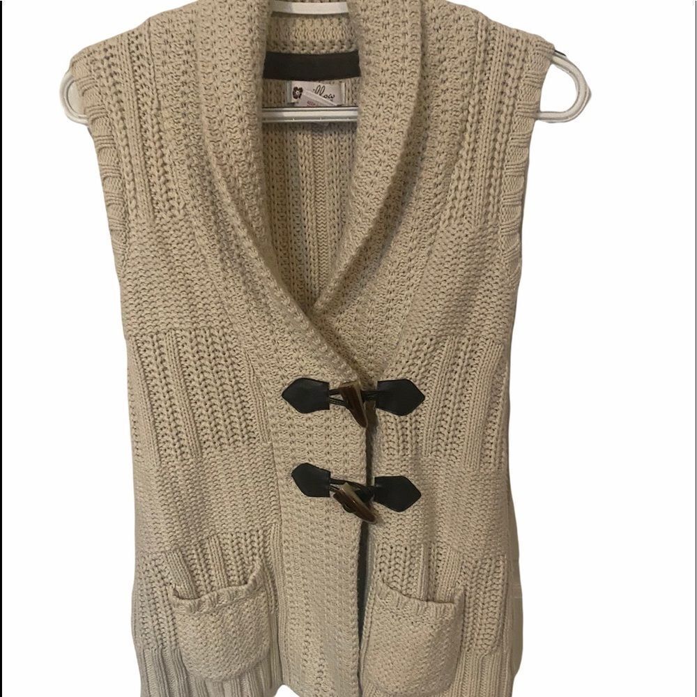 Women’s Willow Blossom Cream Chunky Knit Vest with Horn toggle buttons ¥ Med